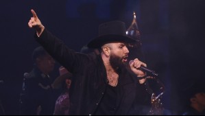 Interpretando 'Frené mis pies': Así comenzó el show de Carín León en el Festival de Viña 2025