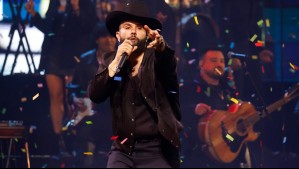 Carín León invitó a los románticos a su 'Primera cita' con el hit que lo llevó a la fama en Viña 2025