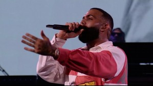 "Mami, te amo mucho": Tierno momento de Eladio Carrión dedicando la Gaviota de Plata a su madre en Viña 2025