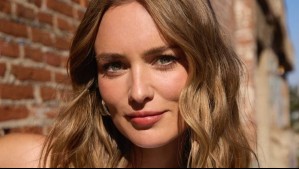 Kika Silva logra un outfit revelador con falda de encaje transparente combinada con botas motoqueras