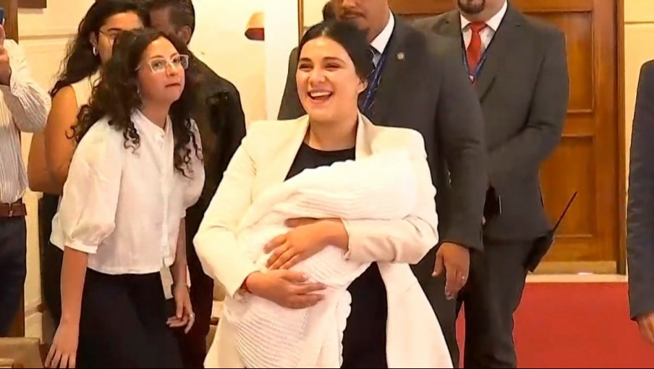 Se rechazó censura en su contra: Así fue la llegada al Congreso de Karol Cariola junto a su hijo recién nacido