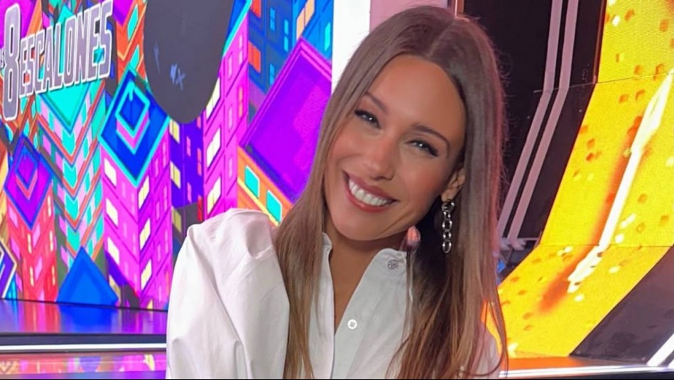 Pampita combina la elegancia del lino blanco con la audacia de las botas: Así lució un vestido camisero