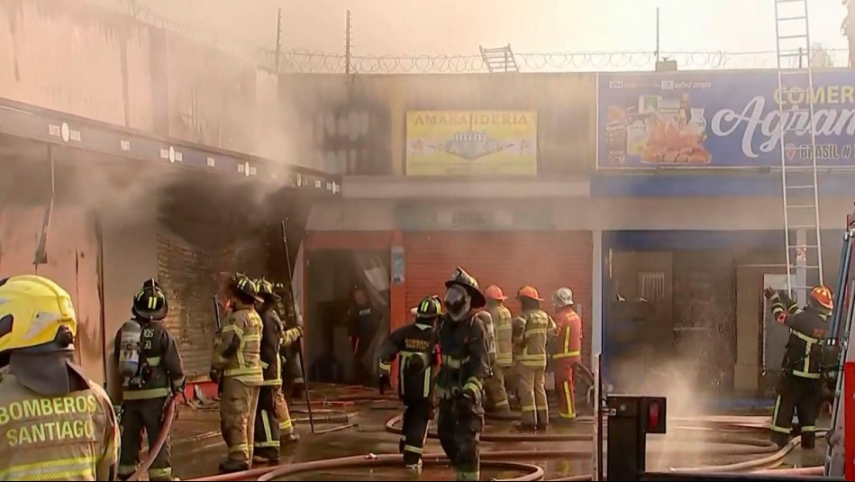 Gigantesco incendio afecta a mall chino en Renca: Trabajadoras apuntan a falla eléctrica