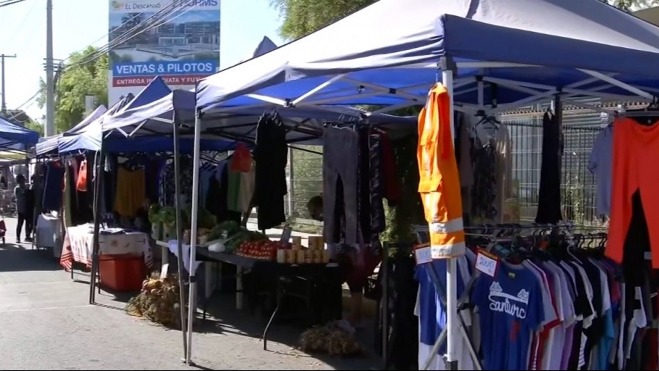 'Ocupan todo el espacio': Vecinos denuncian que coleros de feria de Maipú impiden el acceso a sus casas