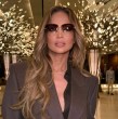 La cantante Jennifer Lopez asistió al estreno de una obra de teatro junto a su hija Emme, quien lució un look oscuro con un traje blanco y negro de rayas.