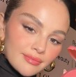 Los productos de belleza y de cuidado de la piel de Selena Gomez llegan al país. Desde el 27 de marzo se comenzaron a vender en las tiendas de retail de maquillaje Blush-Bar y para el mes de abril arrancará la venta por Internet.