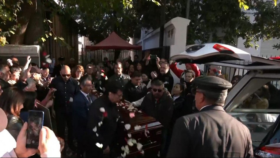 El adiós al maestro de la cumbia: Así fue la emotiva salida del cortejo fúnebre de Tommy Rey desde la SCD