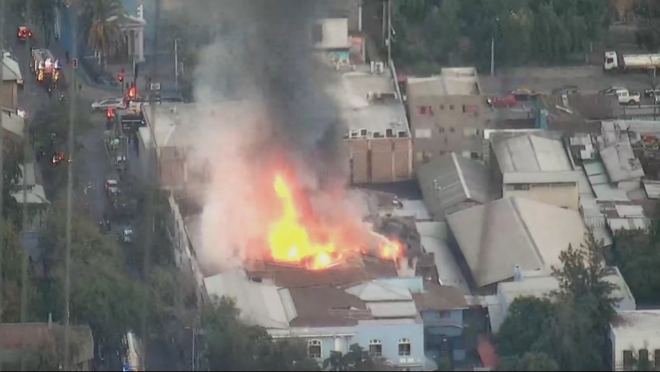 Gigantesco incendio afecta a cité y locales comerciales en Recoleta