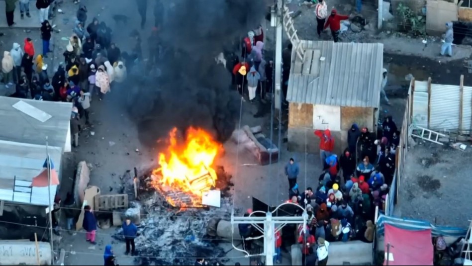 Residentes prenden barricadas para impedir desalojo de toma en San Felipe: 'Es algo inhumano'