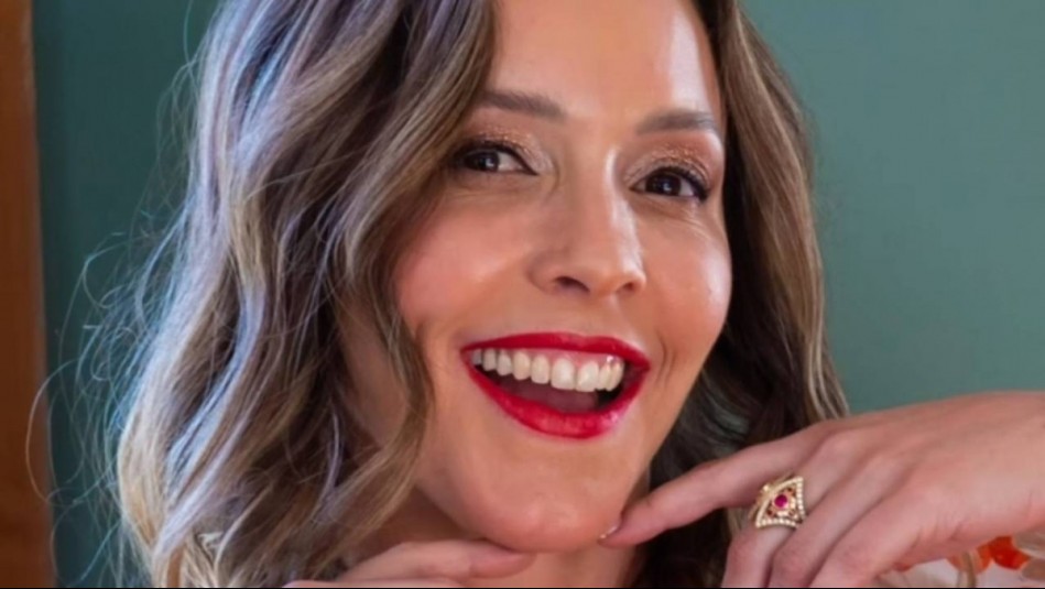 El estilo de Maly Jorquiera para llevar chaqueta de cuero con botines de tacón alto