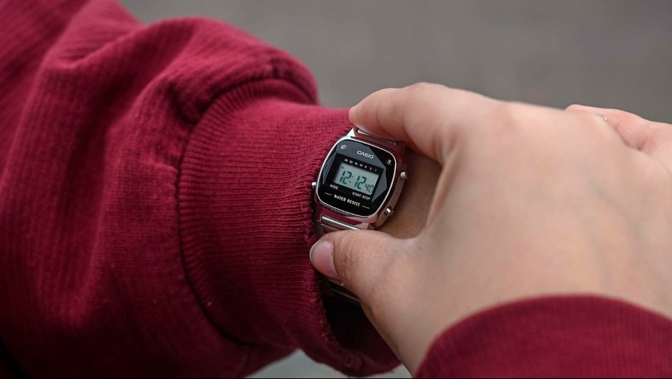 ¿Se adelanta o se atrasa? Todo lo que debes saber sobre el cambio de hora de este sábado 5 de abril