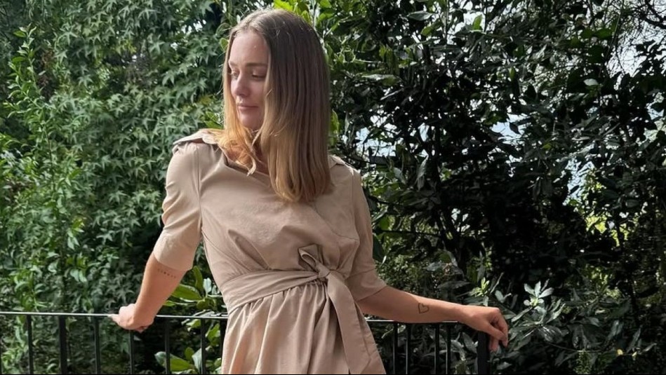 Conjunto de pantalón y chaqueta: Kika Silva impone el print de serpiente en un total look con jockey