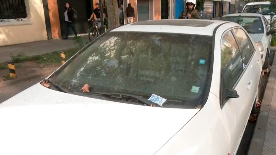 En medio de fiscalización: Carabineros descubre automóvil abandonado con más de 120 multas impagas