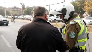 Conductor se enojó tras ser multado por mostrar foto de su licencia: ¿Se puede presentar de manera digital?