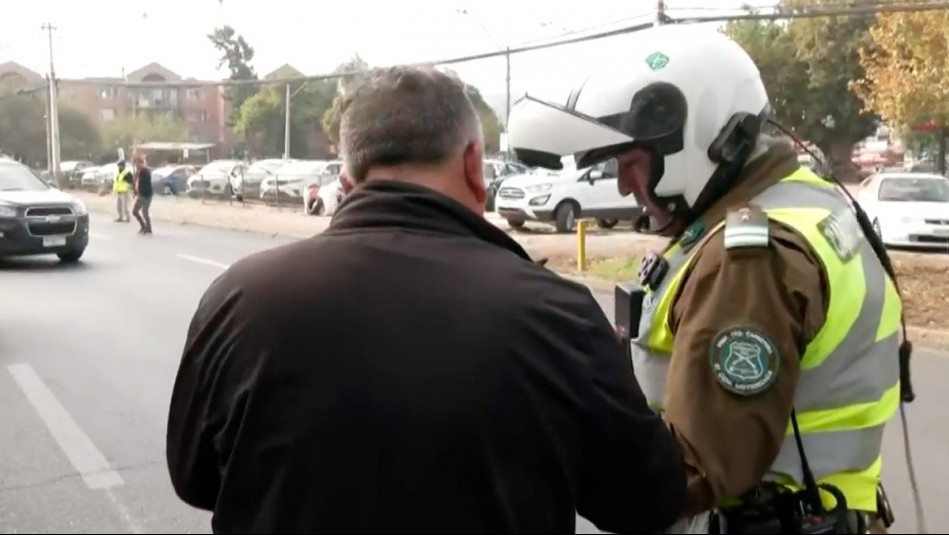 Conductor se enojó tras ser multado por mostrar foto de su licencia: ¿Se puede presentar de manera digital?