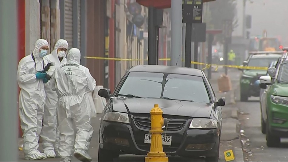 Crimen de hombre a balazos en la Alameda: Perician auto con más de 140 multas al exterior de café