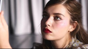 Afra Saracoglu deslumbra en evento Saint Laurent con look total black y maquillaje de ojos ahumados