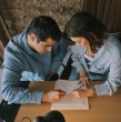 En el nuevo capítulo de la tercera temporada de Seyrán y Ferit, la chica de Antep volvió a diseñar con Ferit. Él volvió a decirle que deben trabajar juntos porque tiene la pasión necesaria para una vida distinta.