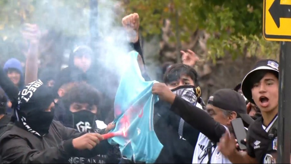 Hinchas de Colo Colo queman camiseta de la U afuera de Estadio Monumental: Arengazo estaba suspendido