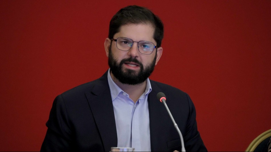 'Es desgarrador': Presidente Boric lamenta muerte de dos hinchas de Colo Colo en el Estadio Monumental