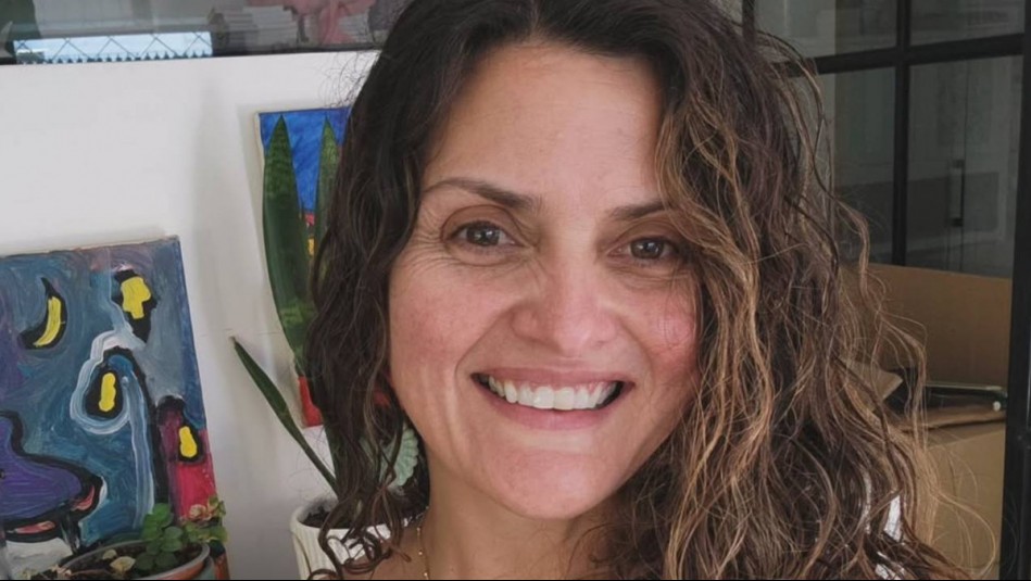 Connie Achurra te da una idea de cómo llevar mocasines rojos de charol en un outfit estilo boho chic