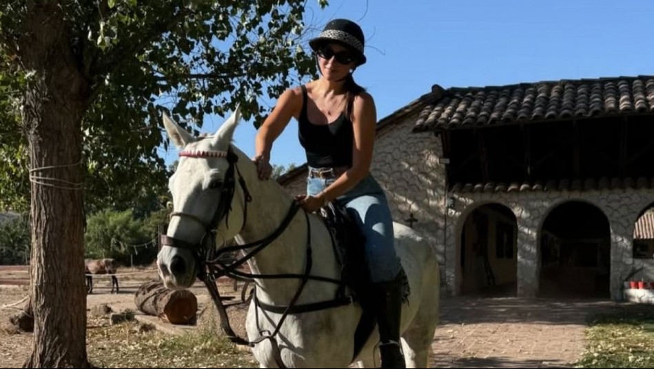 'Karma instantáneo': Kel Calderón muestra sus moretones tras burlarse de su pololo y caer de un caballo