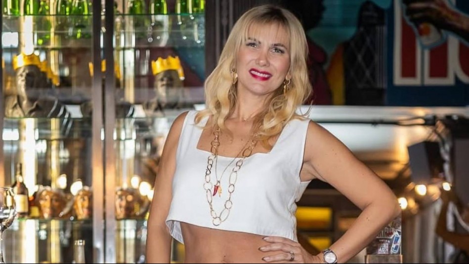 ¡Sé la invitada glamorosa con un vestido plateado de lentejuelas!: La apuesta de María Alberó para una boda ¡Sé la invitada glamorosa con un vestido plateado de lentejuelas!: La apuesta de María Alberó para una boda
