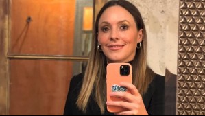 Las botas bucaneras blancas se adueñan del street style y Maly Jorquiera las combina con rojo