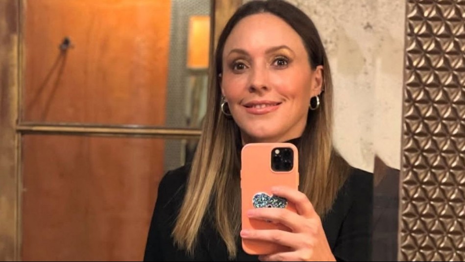 Las botas bucaneras blancas se adueñan del street style y Maly Jorquiera las combina con rojo