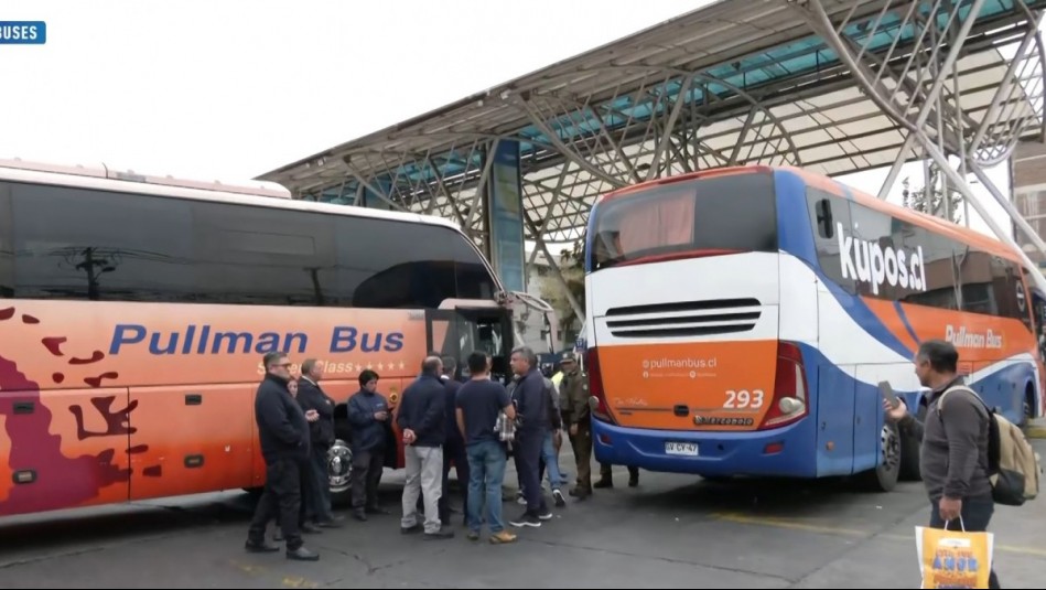 Conductores bloquean con buses terminal de Pullman Bus: Protestan por despidos masivos y falta de personal