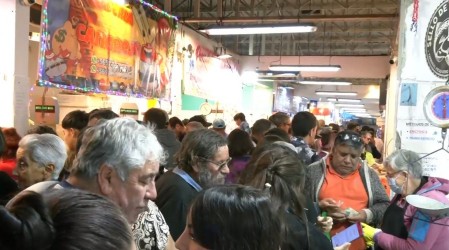 Grandes aglomeraciones en Terminal Pesquero de Santiago en vísperas de feriados de Semana Santa