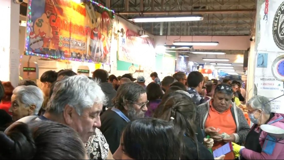 Grandes aglomeraciones en Terminal Pesquero de Santiago en vísperas de feriados de Semana Santa