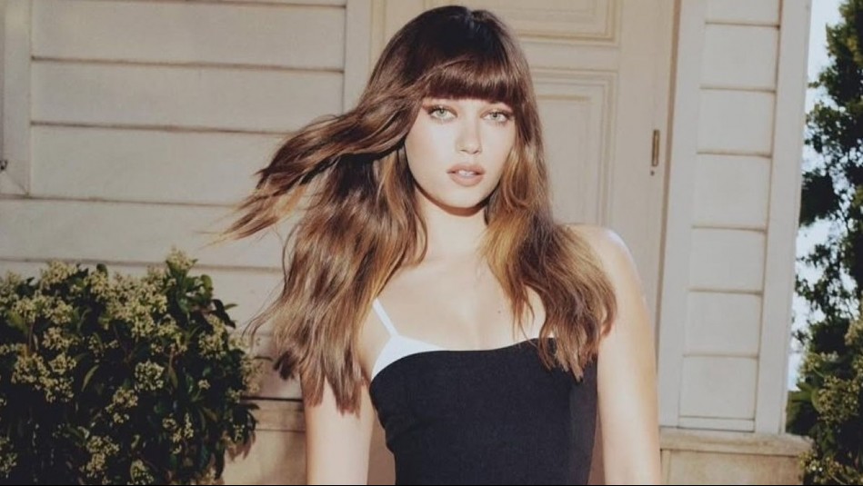 Afra Saracoglu deja ver su estilo renovado: Cabello dorado con ondas y labios rojos