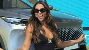 Lisandra Silva deslumbra en Shanghái con look business casual: Corbata de lunares y minifalda sastre