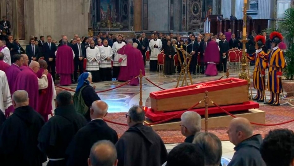 Monja se salta el protocolo: Llora y reza ante al féretro de su amigo, el papa Francisco