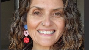 Connie Achurra muestra su nueva "rubiedad" luciendo la moda denim con el acento elegante de un abrigo