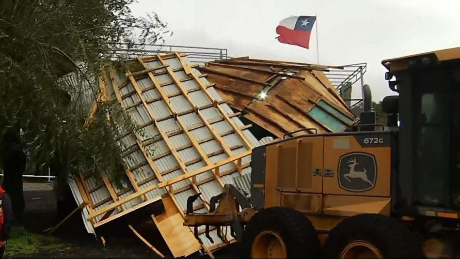 Temporal en el sur: Fuertes vientos 'huracanados' arrasaron con el techo de un restaurante en Pucón