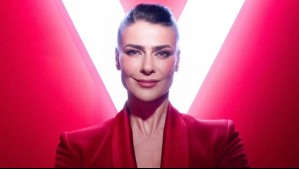 Tonka Tomicic regala una lección de elegancia en rojo: Combina vestido blazer con unas sandalias de serpiente