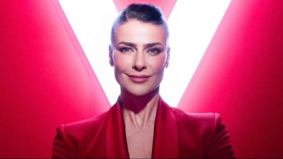 Tonka Tomicic regala una lección de elegancia en rojo: Combina vestido blazer con unas sandalias de serpiente