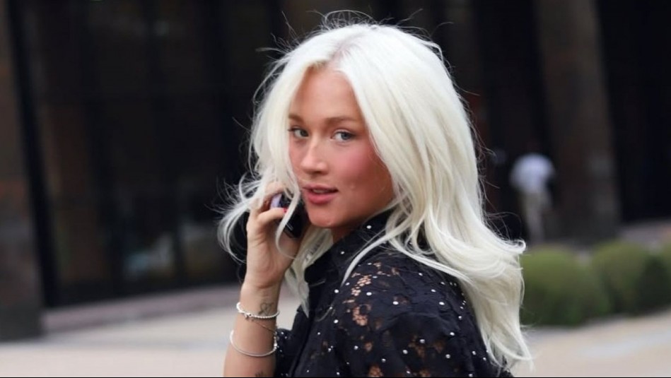 Disfruta el otoño con un look romántico como el de Vesta Lugg: Maxi falda lencera y cartera estampada