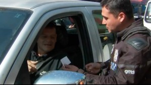 Conductor fue sorprendido fumando mientras manejaba: ¿Cuáles son las sanciones o multas?