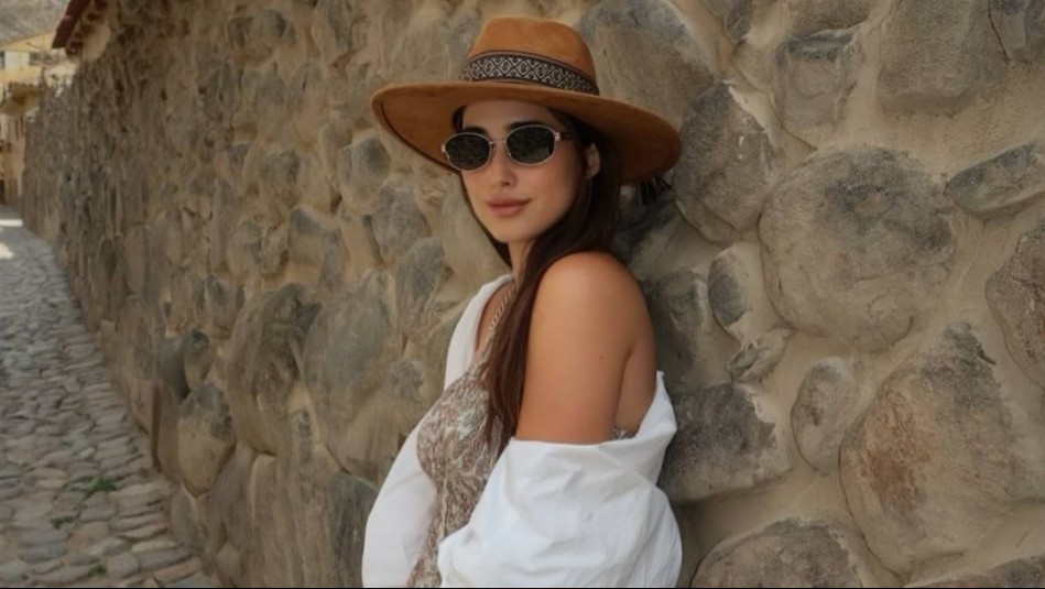 Melina Noto agrega glamour a una chaqueta tweed con pelos en un outfit otoñal fundido en blanco