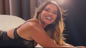 La minifalda mocha mousse más chic del otoño la luce Faloon Larraguibel con botas de caña alta