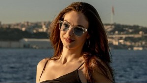 Sol y piña colada: Betül de Seyrán y Ferit evoca el verano con maxivestido strapless azul cielo Sol y piña colada: Betül de Seyrán y Ferit evoca el verano con maxivestido strapless azul cielo