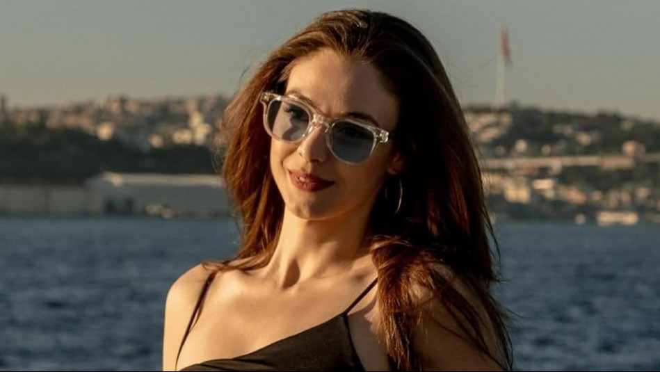 Sol y piña colada: Betül de Seyrán y Ferit evoca el verano con maxivestido strapless azul cielo