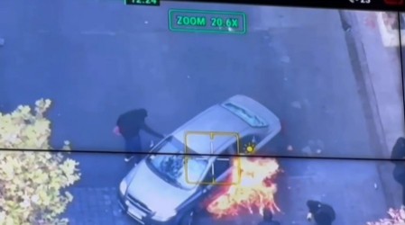 Encapuchados incendian vehículo particular en medio de marcha paralela por el Día del Trabajador