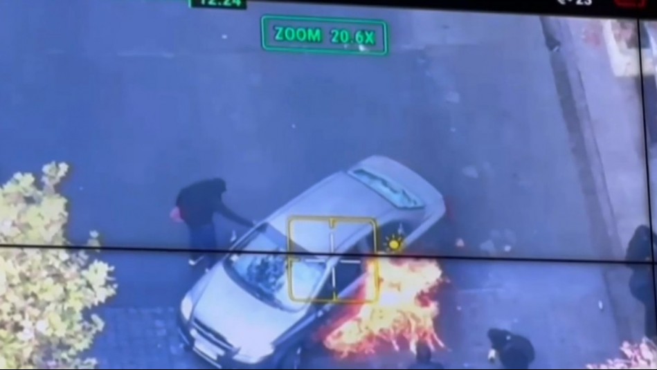 Encapuchados incendian vehículo particular en medio de marcha paralela por el Día del Trabajador