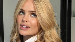 Un pantalón que apuesta al arte hecho moda: Inna Moll lleva el burdeos al nivel del glamour