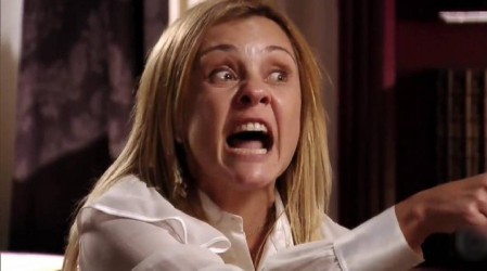 Rubia y con outfit ejecutivo total white: Así luce la malvada Carminha a 13 años del estreno de Avenida Brasil