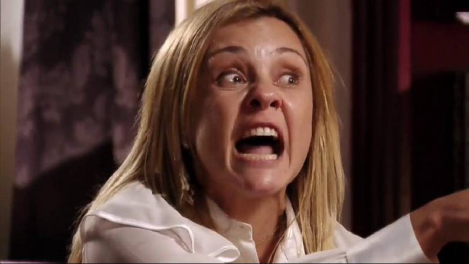 Rubia y con outfit ejecutivo total white: Así luce la malvada Carminha a 13 años del estreno de Avenida Brasil